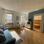 With Balcony Walk To Porta Nuova & Metro Apartment *