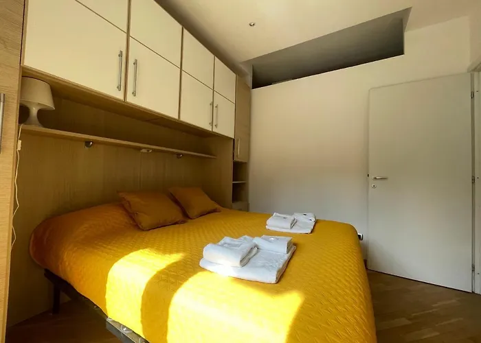 Central Torino Apartment With Balcony Walk To Porta Nuova & Metro