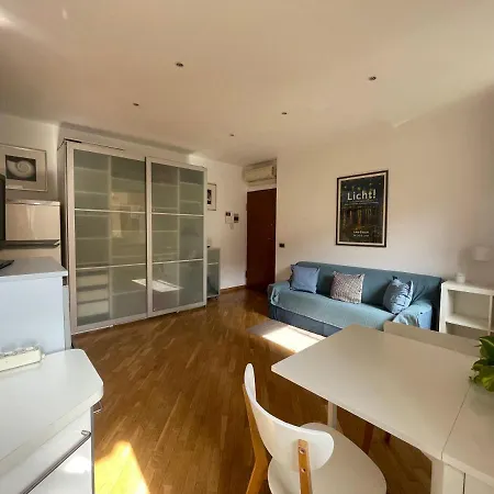 Apartment With Balcony Walk To Porta Nuova & Metro